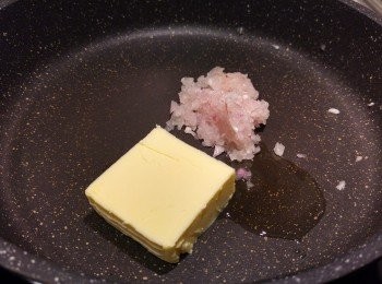 step2: 用少許油,牛油和乾蔥蓉起鑊。