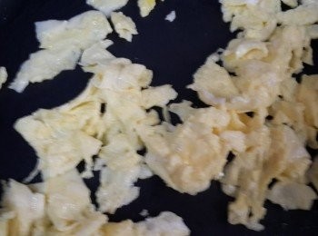 step3: 起油鍋先把蛋炒香備用