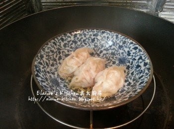 step10: 鑊中加入水燒滾 , 放入餃子蓋上蓋隔水中15分鐘至熟透