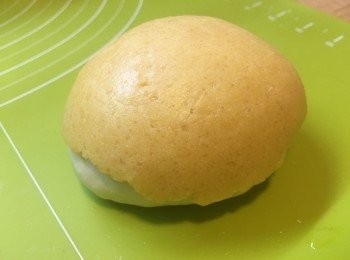 step8: 菠蘿皮包上包面。