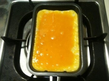 step5: 【製作煎蛋】：取出玉子燒專用平底鍋（這種平底鍋很迷你，很適合拿來做有厚度的蛋），放入少許苦茶油後，開小火，將步驟4放入，待蛋液兩面都呈「恰恰」的狀態時，煎蛋就完成了。