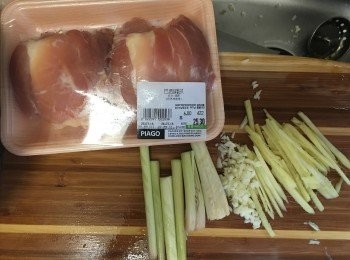 step1: 先洗淨<a href="https://bit.ly/2ZxapeY" target="_blank" data-keyword="雞扒" class="guide-link"><strong>雞扒</strong></a> <span style="display:inline-block;vertical-align:middle;margin-top:-3px;color:initial;border-radius:3px;padding:2px 3px;font-size:12px;line-height:14px;background:#87d300;color:#fff;">即買</span> 
香料切碎