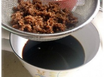 step3: 用篩網隔走柴魚片，濃縮湯汁便完成。