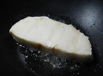 step6: 圓鱈放入兩面煎熟，撒上黑胡椒與鹽調味