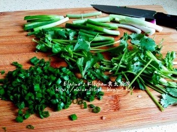 step4: 陳皮刮去囊後撕成細片 , 芫茜莖切段 , 蔥切段及切粒