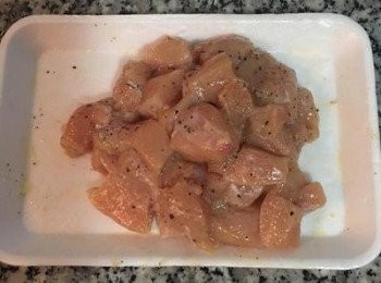 step3: 雞肉先用1/3茶匙的鹽、黑胡椒粉、橄欖油、太白粉或玉米粉抓勻備用。
這個步驟能讓雞肉非常嫩喔～