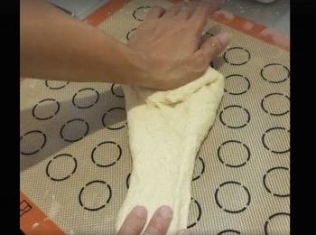 step2: 搓揉麵團，並倒入橄欖油（依據麵團情況做油量調整）