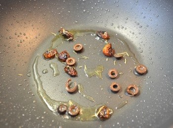 step6: 熱鍋丟入醃漬番茄、切片橄欖