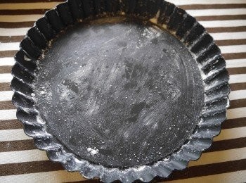 step5: ☞將派盤抹上奶油已及灑上些許麵粉。