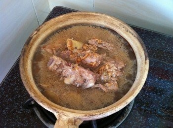 step4: 轉倒入砂鍋小火燉煮30分鐘，再大火10分鐘即可。