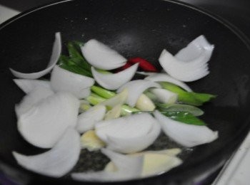 step7: 留一點點熱油，將備料3下鍋爆香