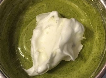 step3: 凍蛋白用高速打到有粗大的泡沫，用高至中速繼續打，分3次加入白砂糖，打發至硬性發泡。即是蛋白霜是表面光亮，尖峰硬挺，不會彎彎的。然後用最慢速打30秒，這可以使蛋白霜打走，變得更細
打好的蛋白分三次加入蛋黃糊，第一次用手動打蛋器(whisker)拌勻，不要擔心消泡。然後之後的兩次用刮刀用切拌的方式混合，過程要夠快夠輕。太大力和太久會導致消泡，攪拌不均勻也不好。