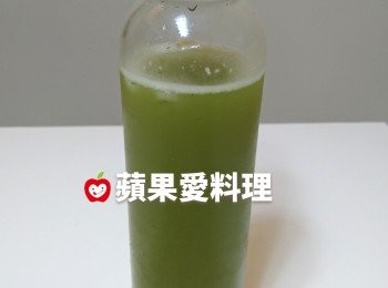 step1: 取出有蓋玻璃瓶，放入抹茶粉和水，拴緊瓶蓋，搖一搖。