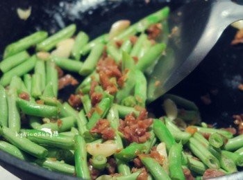 step3: 下蒜末.四季豆.糖加少許水拌炒.