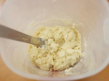 step3: 倒入牛奶用叉子拌勻!!!會變成麵團的狀態喔~~~~