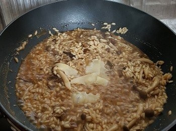 step4: 跟手刨入巴馬臣芝士、 蓋上蓋再焗多四至五分鐘便可完成。