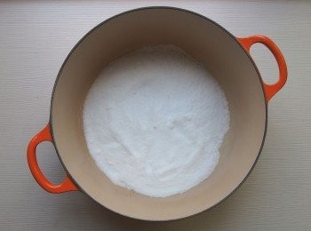 step3: 先熱鍋後，再放入食鹽，開始乾炒。