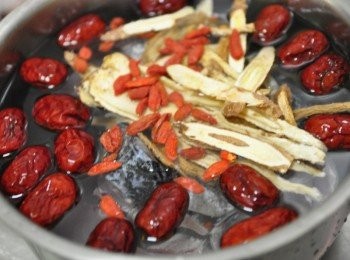 step4: 將鱸魚及所有<span class="group_1">食材</span>備齊後放入8分滿水湯鍋中