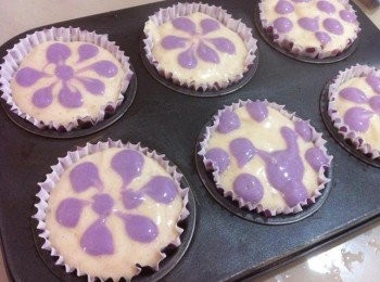 step3: 取出烘培小杯子，利用湯匙，一匙一匙的倒入杯子里，約8分滿。