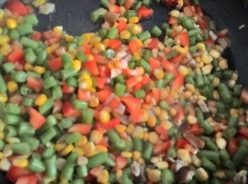 step4: 加入所有的調味料一起拌炒均勻 最後放入紅椒快炒一下起鍋