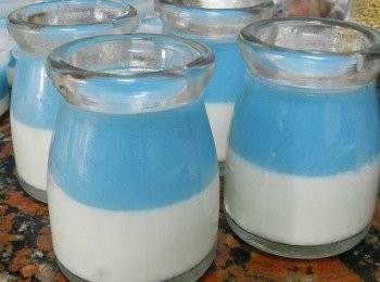 step6: 將<span class="group_1">藍花凍</span>再倒入容器內，等待涼後就可以放入冰箱冷藏囉~