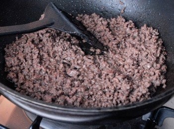 step1: 先用<span class="group_2">醃料</span>醃牛肉30分鐘。燒熱鑊後下油，先炒牛肉至全熟，然後瀝乾油份，備用