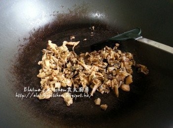 step3: 放入白鑊中加入糖及麻油拌勻炒至乾身備用