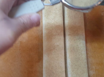 step5: 重覆再向內摺，再灑薑糖。留意中間必定要留有空隙。