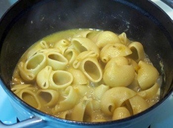 step5: 將義大利麵放入滾水中煮5~8分鐘後，加入咖哩鍋中一起煮5分鐘即完成。上桌前再淋上些許椰奶，增加香氣與美味度。