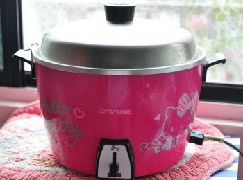 step3: 蓋上鍋蓋後，按下電源就交給我的大同大Q寶執行工作囉!