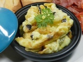 step6: 將蛋裝在迷你塔吉鍋內，用巴西利裝飾