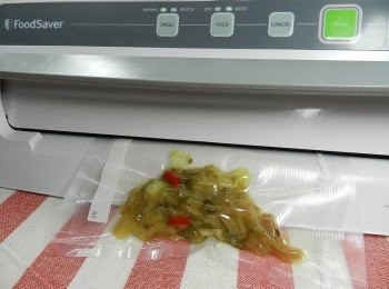 step9: 剩的<span class="group_2">酸菜</span>用真空包裝機封裝好