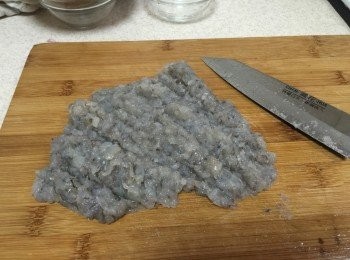 step2: 將蝦仁用菜刀剁爛成泥狀
