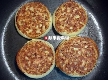 step6: 蛋液凝固時，翻面，蓋鍋蓋續煎。