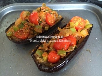 step9: 將雜菜餡料放入茄子碗內，