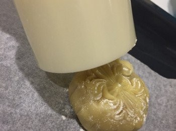step10: 然後再用模具壓在麵糰上。