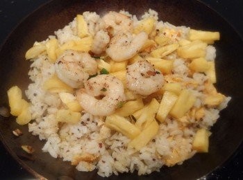 step6: 加入炒好的蝦仁及鳳梨丁,一樣快火拌炒。