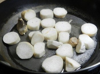 step1: 起一油鍋，先下切片的杏鮑菇快炒