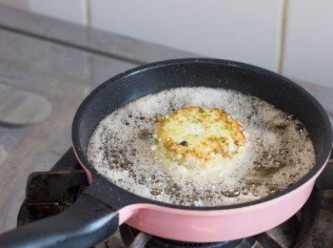 step12: 平底鍋燒熱後下油至薯餅約 ⅓ [的高度，油熱後保持中火，小心放入薯餅煎至兩面金黃香脆即成