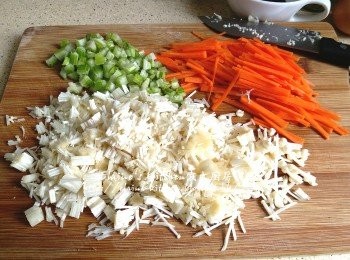 step1: 甘旬去皮切幼絲 , 西芹切粒 , 金菇切細段