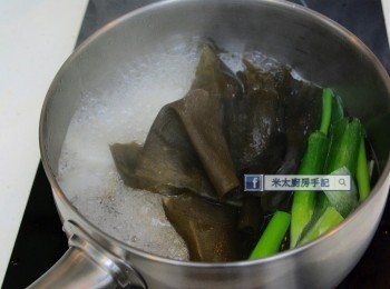 step1: 小魚乾去頭，白蘿蔔去皮切厚片，京蔥綠色部分洗淨，加入海帶和4碗水，以中火煲30分鐘成高湯。