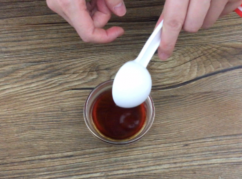 step3: 3湯匙水加入1湯匙濃縮鰹魚汁備用。