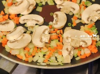 step5: 加入蘑菇切片略翻炒。