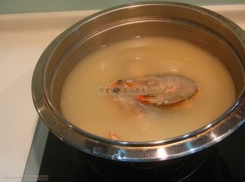 step12: 加入鮮蝦和青口，將蝦煮熟或變白色為止。