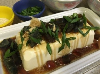 step3: 將<span class="group_2">醬汁</span>用匙加入豆腐, 淋面, 加入皮蛋粒 肉鬆及蔥花, 最後灑上芝麻即成