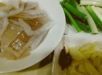 step1: 透抽洗淨切長條狀及切花 青蔥切中段 蒜片 辣椒 備妥