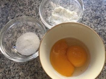 step1: 將蛋黃及砂糖用發蛋器打至出現摺紋，呈白。