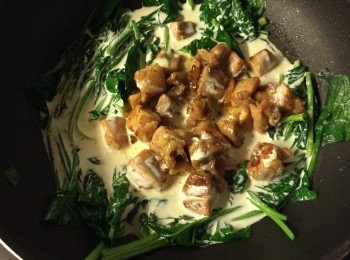 step5: 下忌廉至煮滾後加入芝士碎攪勻