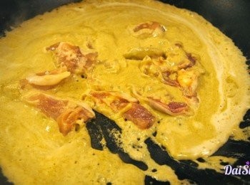 step6: 所有椰漿都加進後，可加入雞肉，煮兩分鐘。