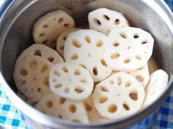 step2: 先將蓮藕片鋪在電鍋內鍋鍋底